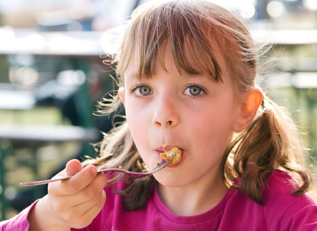 Nie od dziś wiadomo, że dieta wpływa na rozwój dziecka /123RF/PICSEL