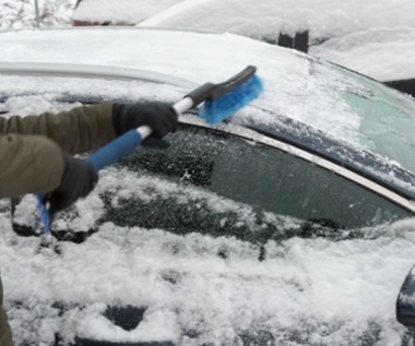 Nie odśnieżasz auta, prosisz się o kłopoty. Nie chodzi tylko o mandat