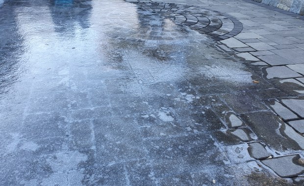 Nie odśnieżyli chodników i dróg w stolicy. Posypały się mandaty dla zarządców 