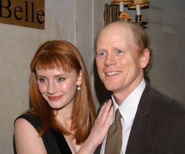 Nie oznacza to jednak, że zawsze udaje im się odnieść sukces. Historia kinematografii wypełniona jest przykładami młodych i pięknych synów oraz córek największych gwiazd, którym nigdy nie udało się dorównać swoim rodzicom. Jedną z takich osób jest Bryce Dallas Howard, której wciąż daleko jest do osiągnięć, jakie stały się udziałem jej ojca, zdobywcy dwóch Oscarów za "Piękny umysł", Rona Howarda.