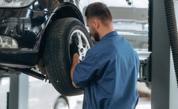 Nie patrz na kalendarz. Termometr powie ci, kiedy zmienić opony