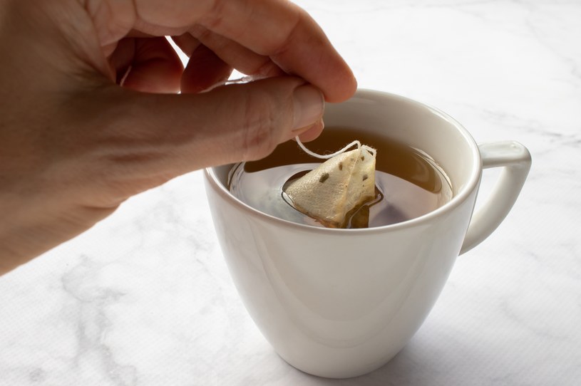 Nie pij czarnej herbaty na pusty żołądek ani tuż przed snem /123RF/PICSEL