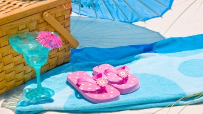 Nie pij napojów z lodem, nie chodź w japonkach. Czego unikać na wakacjach?