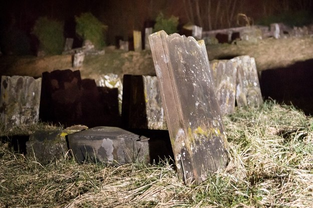 Nie po raz pierwszy cmentarz żydowski w Sarre-Union jest obiektem profanacji /OLIVER DIETZE  /PAP/EPA