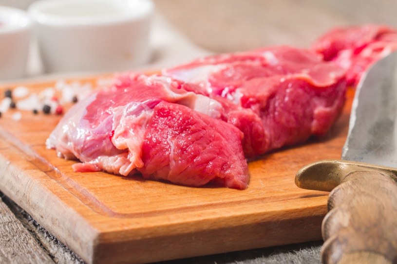 Nie podawaj czerwonego mięsa na obiad częściej niż dwa razy w tygodniu (kotlet waży ok. 100 g) /123RF/PICSEL