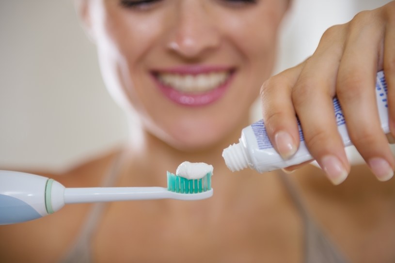 Nie połykaj pasty do zębów. Jej składnik jest niebezpieczny dla zdrowia /123RF/PICSEL