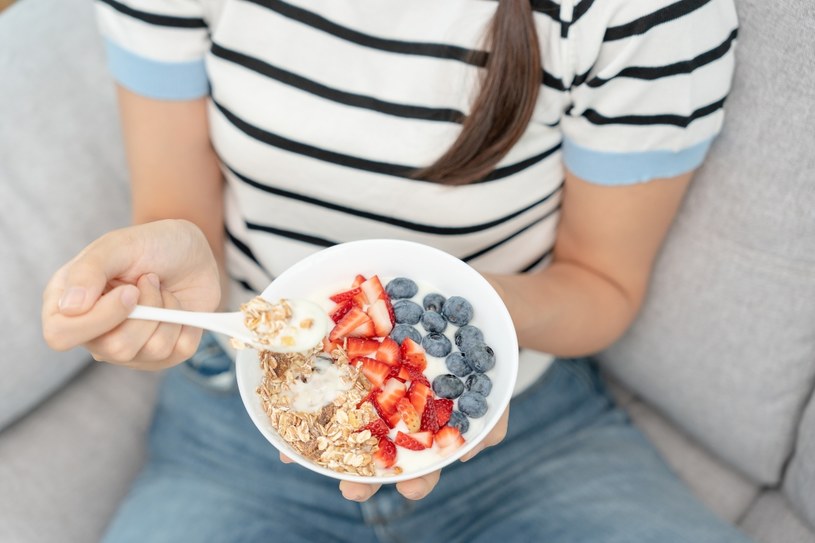 Nie pomijaj śniadania i nie jedz go zbyt późno - tak zmniejszysz ryzyko rozwoju cukrzycy /123RF/PICSEL
