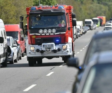 Nie pomogło, że uformowali korytarz życia. I tak stracili prawa jazdy