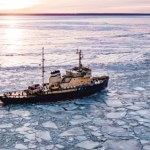 Nie pomogły lodołamacze. Polska barka utknęła w Niemczech