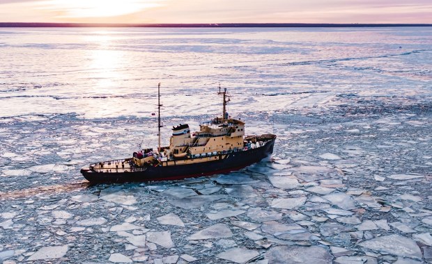 Nie pomogły lodołamacze. Polska barka utknęła w Niemczech