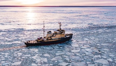 Nie pomogły lodołamacze. Polska barka utknęła w Niemczech