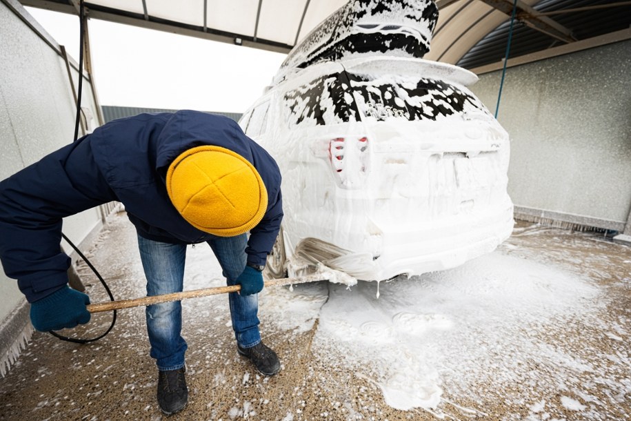Nie popełniaj tego błędu zimą! Sprawdź, dlaczego warto myć samochód nawet w największy mróz /Shutterstock