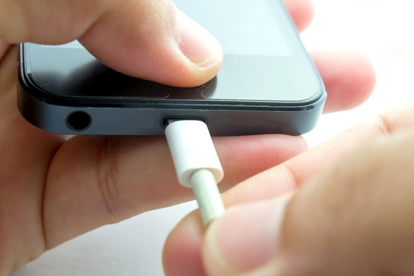 Nie popełniaj tych błędów ładując telefon. Często robisz to nieświadomie