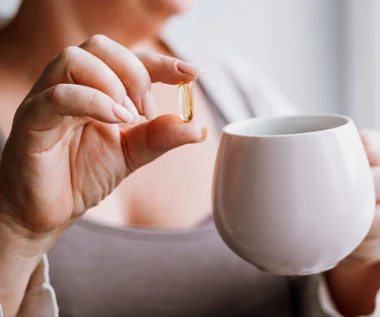 Nie popijaj tym leków. Cztery napoje, które mogą zmienić ich działanie 