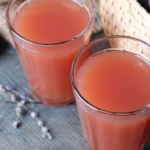 Nie porzeczkowy i nie winogronowy. Seniorzy powinni pić codziennie, bo zapobiega miażdżycy i osteoporozie