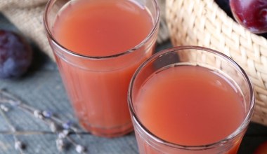 Nie porzeczkowy i nie winogronowy. Seniorzy powinni pić codziennie, bo zapobiega miażdżycy i osteoporozie 