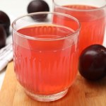 Nie porzeczkowy i nie winogronowy. Seniorzy powinni pić codziennie, zapobiega miażdżycy i osteoporozie 