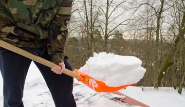 Nie posypuj solą schodów i podjazdu. Tak pozbędziesz się lodu i śniegu