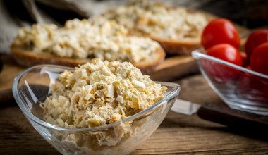 Nie potrzeba ani masła, ani wędliny. Pasta do kanapek ma dużo białka i super dodatki 