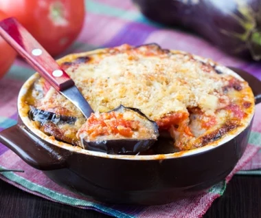 Nie potrzebuje mięsa, żeby zrobić wrażenie. Zapiekanka Sycylijska kusi ciągnącym się serem