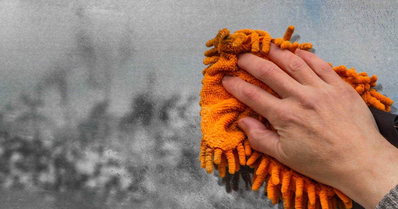 Nie potrzebujesz drogiej chemii do mycia okien. Za pomocą tego taniego domowego płynu przywrócisz szybom blask, nawet jeśli są bardzo brudne /Pixel