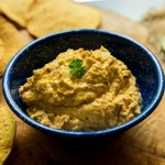 Nie potrzebujesz masła, serków ani wędliny. Ta pasta ma pokłady białka i smakuje nieziemsko