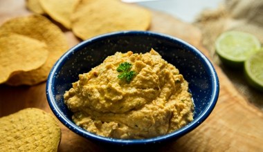 Nie potrzebujesz masła, serków ani wędliny. Ta pasta ma pokłady białka i smakuje nieziemsko