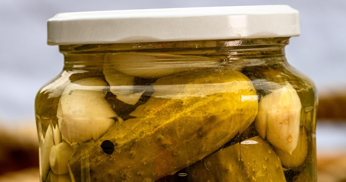 Nie potrzebujesz noża, ani łyżeczki, aby odkręcić słoik z ogórkami kiszonymi /123RF/PICSEL