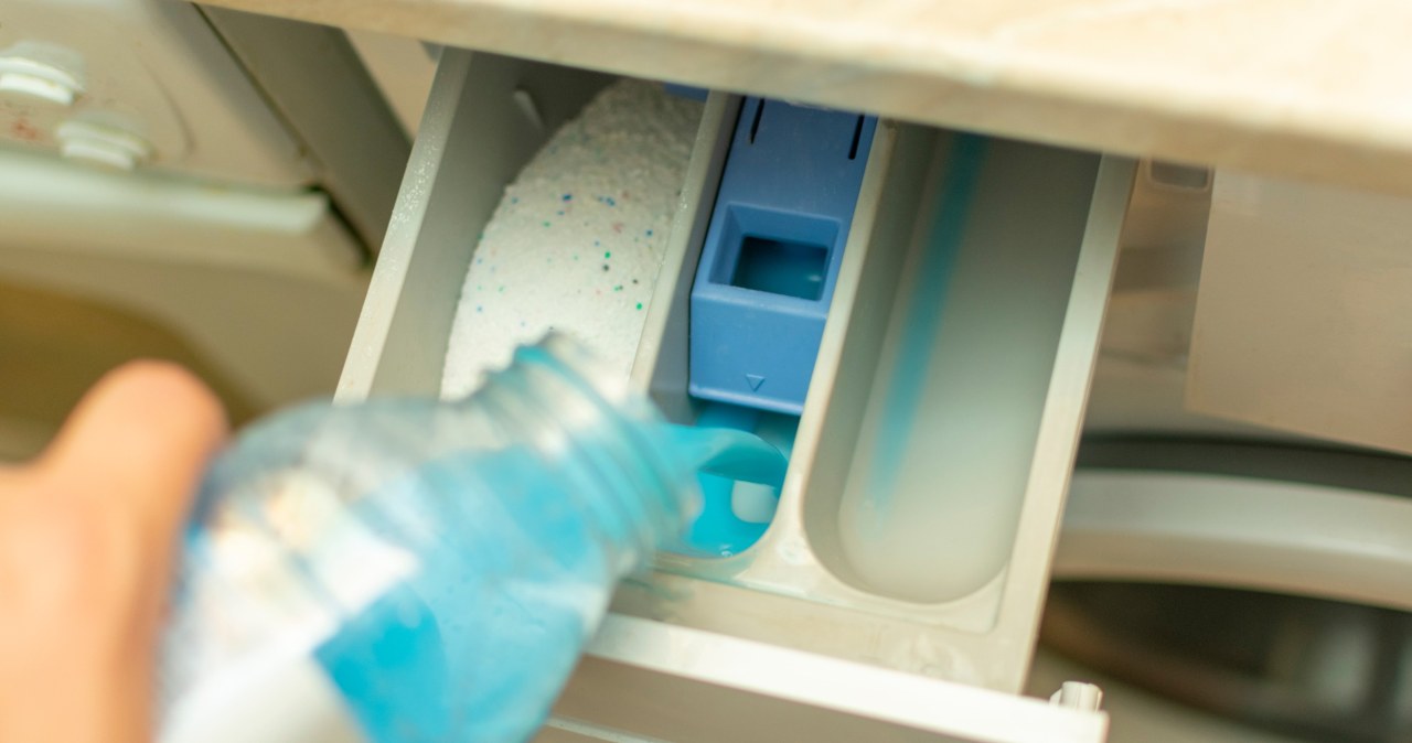 Nie potrzebujesz płynu do płukania ze sklepu. Jego tańszy zamiennik przygotujesz samodzielnie w domu /123RF/PICSEL