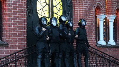 "Nie powiedziano nam, dokąd jedziemy". Korespondent TVN zatrzymany w Mińsku