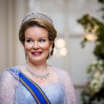 Nie powtarzaj błędu królowej Matyldy. Optycznie poszerzyła sylwetkę