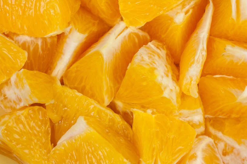 Nie pozbywaj się białej błony z pomarańczy - jest cenna dla zdrowia /123RF/PICSEL