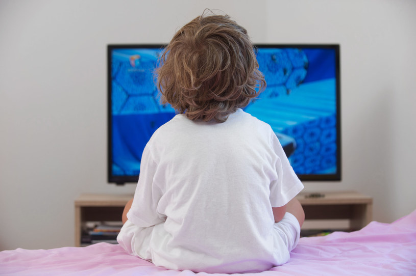 Nie pozwalajmy dzieciom oglądać telewizji przed snem /123RF/PICSEL