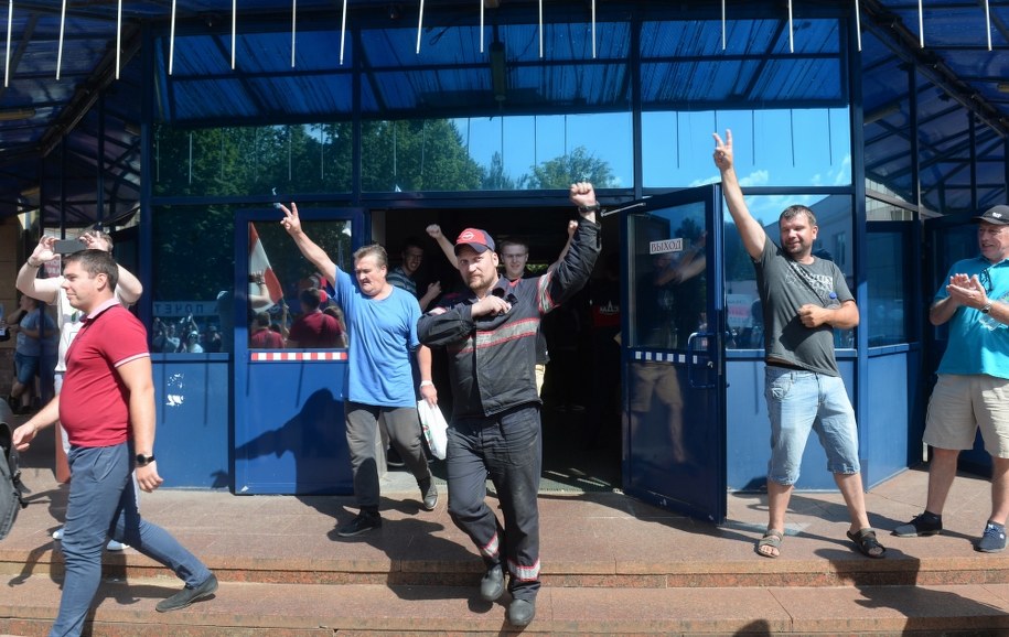 Nie pracują dziesiątki największych firm i zakładów produkcyjnych /YAUHEN YERCHAK /PAP/EPA