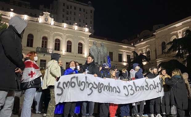 "Nie prowokować policji". Kolejna noc protestu w Tbilisi - relacja wysłannika RMF FM 