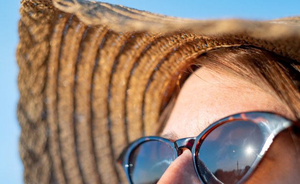 Nie przeocz tej ochrony w czasie wakacji. Jak chronić wzrok latem?