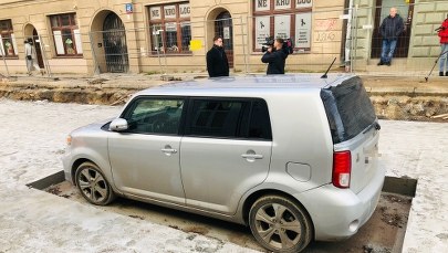 Nie przeparkował auta na czas remontu. Robotnicy je "zabetonowali" [FILM]