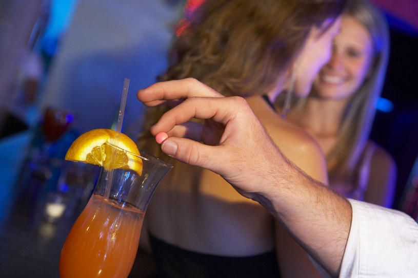 Nie przyjmuj drinka od nieznajomych. Nie zostawiaj swojego napoju poza zasięgiem wzroku /123RF/PICSEL
