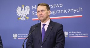 "Nie przywiózł dwóch uciekinierów". Sikorski o Nawrockim i jego wizycie na Węgrzech