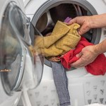 Nie rób tego podczas prania ręczników. Niszczysz ręczniki i pralkę