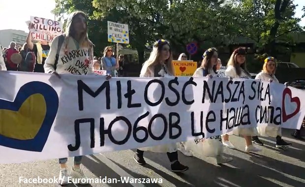 "Nie rodzimy dzieci na mięso armatnie i śmierć". Manifestacja Matek w Warszawie