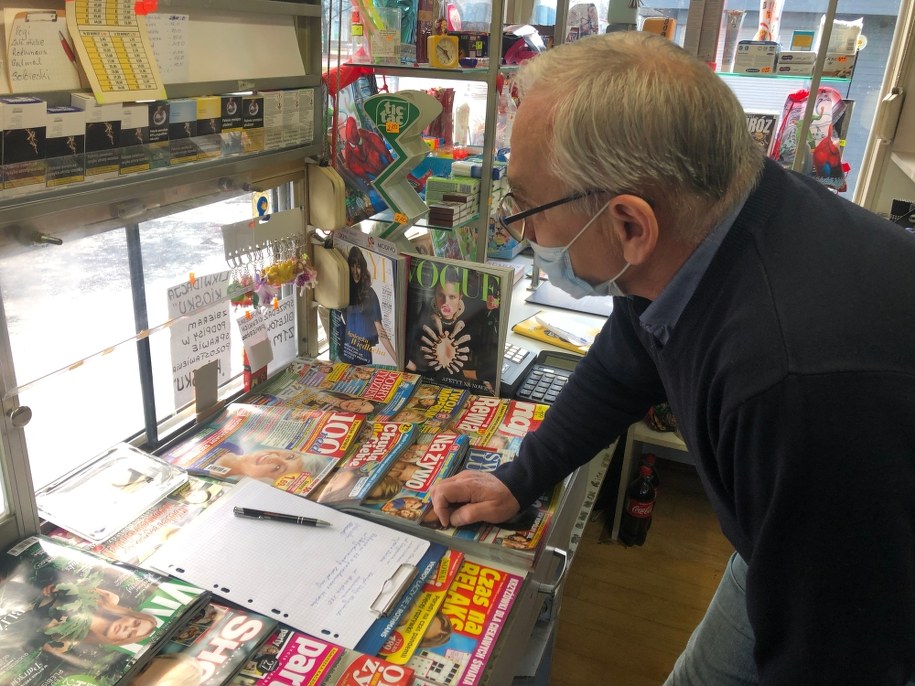 "Nie rozumiem, dlaczego w pandemii zamyka się jedyny kiosk w okolicy, gdzie ludzie nie stoją w kolejkach, nie muszą wchodzić do środka, są przyzwyczajeni, że znajdą tu najpotrzebniejsze rzecz" - mówi pan Ryszard /Michał Dobrołowicz, RMF FM