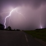 Nie ryzykuj! Jak chronić telewizor przed burzą?