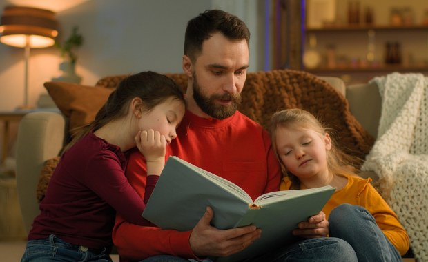 Nie sadzaj zbyt małego dziecka przed ekranem, tylko mu poczytaj