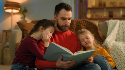 Nie sadzaj zbyt małego dziecka przed ekranem, tylko mu poczytaj