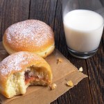 Nie samym pączkiem człowiek żyje. Z czym go łączyć, by był mniej tuczący i nie podnosił szybko cukru?