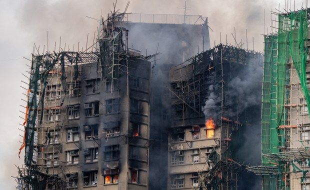 Nie słyszeli alarmów. Już 128 ofiar śmiertelnych pożaru wieżowców
