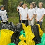 "Nie śmiej śmiecić". Czysta Polska sprząta w Józefowie