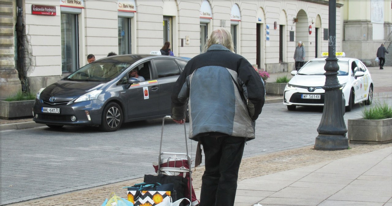 Nie spędził w schronisku dla osób w kryzysie bezdomności całego dnia, ale nałożyli na niego kilkuset złotową opłatę. Interweniował RPO /ZOFIA I MAREK BAZAK / EAST NEWS /East News