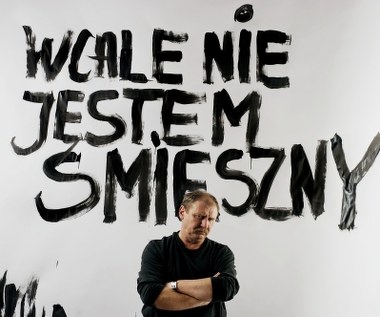 "Nie sposób nie zauważyć, że należysz do aktorów szczególnie uprzywilejowanych i zawodowo rozpieszczanych. Od ukończenia krakowskiej PWST nie schodzisz ze sceny. W twoim artystycznym niezwykle bogatym życiorysie znajduję długą listę przejmujących ról dramatycznych, choć w powszechnym odbiorze przypięto ci łatkę aktora komediowego, ale łatkę najwyższej klasy, bowiem komedia to jeden z trudniejszych gatunków scenicznych, o czym wie każdy, komu przyszło choć raz wykonać zadanie rozśmieszenia publiczności. Tylko rzemiosło o mocnych podstawach, zawodowa dyscyplina oraz profesjonalizm pozwalają wykonywać tę pracę perfekcyjnie, dając satysfakcję samemu zainteresowanemu, a publiczności niosąc radość" - prezes ZASP Olgierd Łukaszewicz napisał w 2014 roku do Andrzeja Grabowskiego z okazji 40-lecia kariery scenicznej aktora.